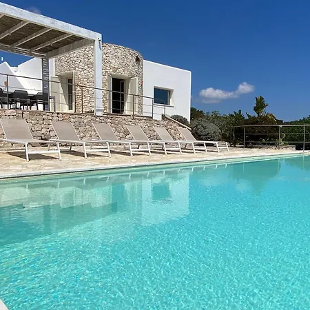 Bianca Con Piscina E Vista Mare